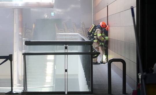 25일 서울 강남구 코엑스에서 불이 나 소방관이 화재진압을 하고 있다. 사진=뉴시스