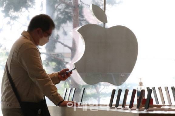 [이데일리 이영훈 기자] 애플스토어 매장에서 고객이 휴대폰을 사용해보고 있다.