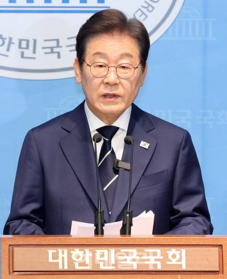 이재명 더불어민주당 대선 예비후보가 지난 11일 오전 서울 여의도 국회 소통관에서 기자회견을 열고 비전 및 캠프 인선을 발표하고 있다. (사진=방인권 기자)