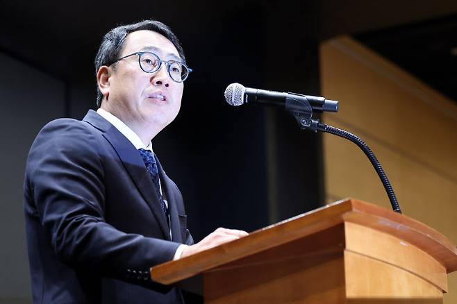 유영상 SK텔레콤 대표가 25일 서울 중구 SKT타워에서 고객 정보 보호조치 강화 설명회를 열고 SK텔레콤 이용자 유심(USIM) 정보 관리 서버 해킹 사고와 관련해 사과하고 있다.(사진=뉴스1)
