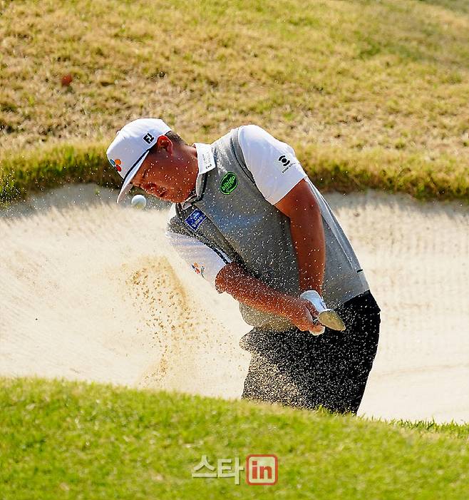 임성재가 25일 경기도 파주시 서원밸리 컨트리클럽에서 열린 KPGA 투어 우리금융 챔피언십 둘째 날 2라운드 16번홀에서 벙커샷을 하고 있다. (사진=이데일리 골프in 김상민 기자)