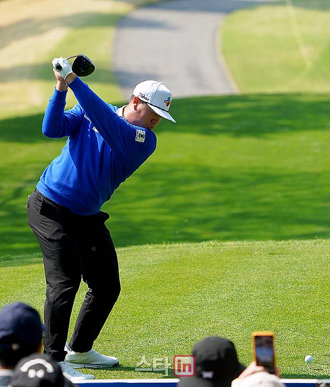 임성재가 15번홀에서 티샷을 하는 순간 팬들이 휴대전화로 영상을 찍고 있다. (사진=이데일리 골프in 김상민 기자)