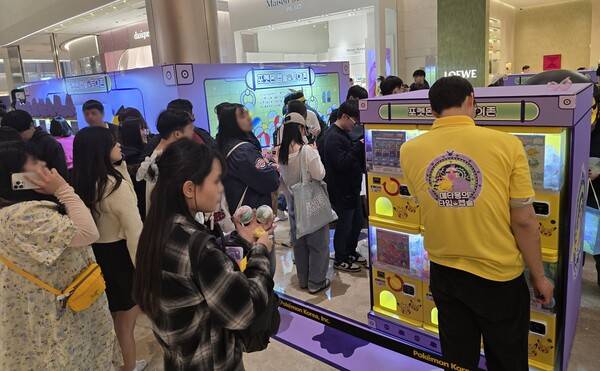 - 별도로 마련된 캡슐 토이존도 사람이 가득했다