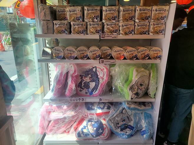 - 라멘 한 그릇 후에 굿즈 구매까지