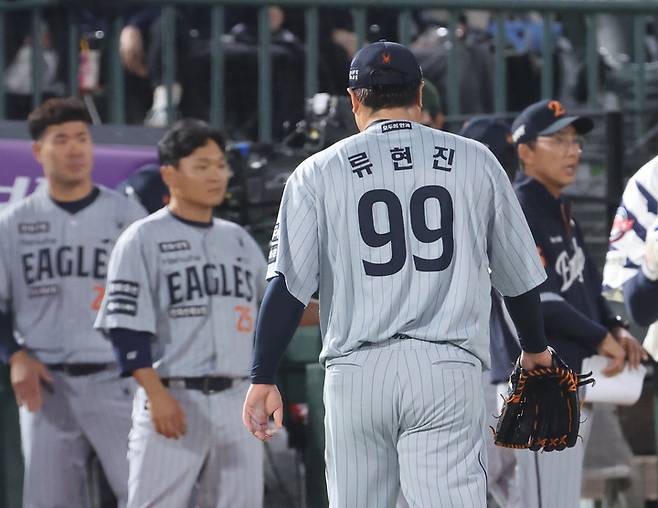24일 부산 사직야구장에서 열린 열린 롯데 자이언츠와 경기에서 6회말 역전을 허용한 뒤 더그아웃으로 들어가는 한화 이글스 투수 류현진