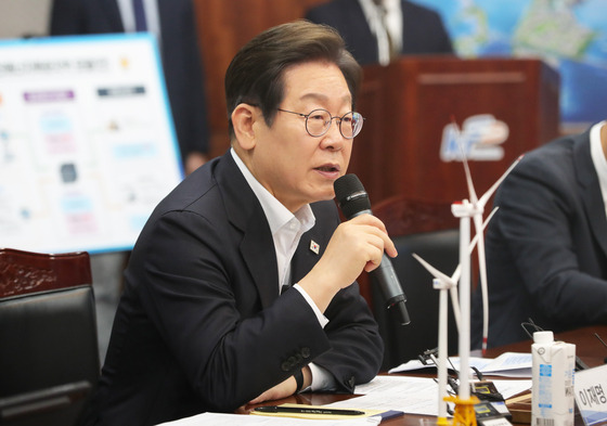 더불어민주당 이재명 대선 경선 후보가 24일 오전 전북 새만금33센터를 방문해 발언하고 있다. 〈사진=연합뉴스〉