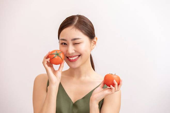 비타민C와 라이코펜 등의 영양소가 풍부한 토마토는 피부 건강에 좋은 식품으로 꼽힌다. [사진=클립아트코리아]