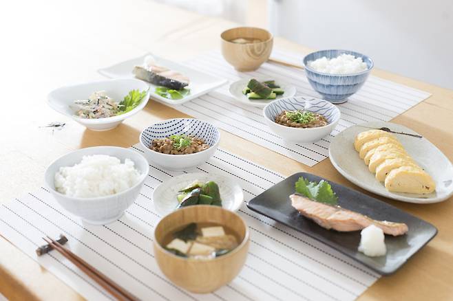 국, 찌개는 건더기 위주로 먹고 짠 국물은 남겨야 한다. 짠 음식을 먹었다면 후식으로 바나나, 방울토마토 등 채소-과일이 도움이 된다. 몸속 짠 성분(나트륨)을 배출하는 칼륨이 많기 때문이다.  [사진=게티이미지뱅크]