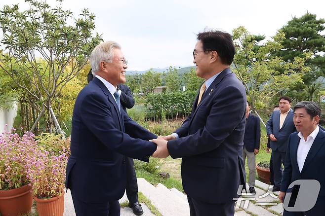 우원식 국회의장이 7일 경남 양산 평산마을에서 문재인 전 대통령을 예방해 인사하고 있다. (우원식 국회의장 페이스북 캡쳐) 2024.9.7/뉴스1