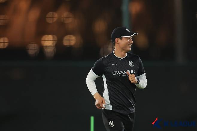 광주FC 이정효 감독이 킹 압둘라 스포츠시티 훈련장에서 밝은 모습으로 선수들을 지도하고 있다. (한국프로축구연맹 제공)