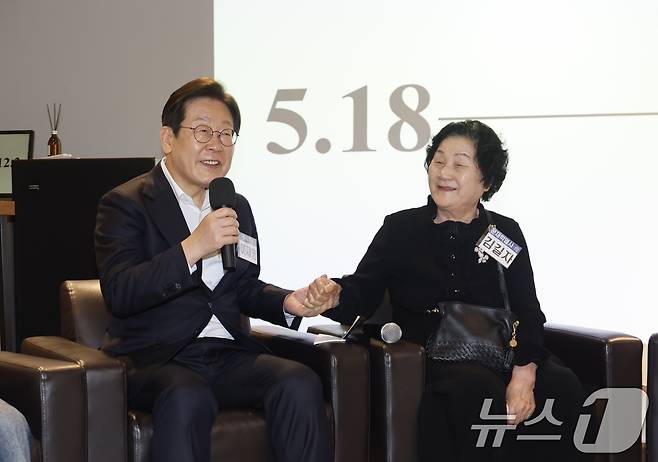 이재명 더불어민주당 대선 경선 후보가 24일 광주 전일빌딩245에서 열린 민주주의 간담회에서 김길자 문재학열사 모친과 인사를 나누고 있다. 2025.4.24/뉴스1 ⓒ News1 김태성 기자