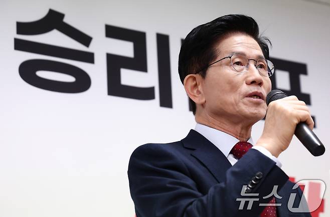 김문수 국민의힘 대선 경선 후보가 25일 서울 여의도 선거사무소에서 공동주택 층간소음 방지 의무화 공약 발표 기자회견을 하고 있다. 2025.4.25/뉴스1 ⓒ News1 김민지 기자