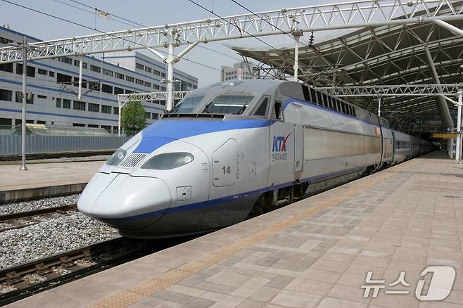 자갈 궤도로 이뤄진 1단계 고속철도 개량 시기가 도래, 대안 마련이 필요하다는 지적이다.