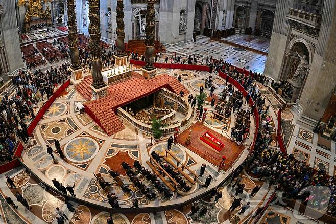 프란치스코 교황 시신이 안치된 성베드로 대성당.2025.04.25. ⓒ AFP=뉴스1
