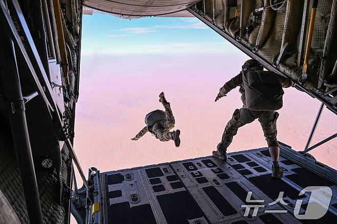 공군은 지난 21일부터 UAE 알 다프라 공군기지에서 열리는 '2025 데저트 플래그'에 참가해 화물 투하, 비포장 활주로 착륙 훈련을 실시하고 있다고 25일 밝혔다. 공군 항공특수통제사(CCT)와 아크부대 고공팀이 C-130H 수송기에서 고공강하를 하고 있다. (공군 제공. 재판매 및 DB 금지) 2025.4.25/뉴스1