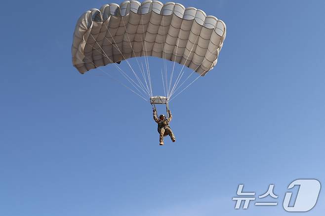 공군은 지난 21일부터 UAE 알 다프라 공군기지에서 열리는 '2025 데저트 플래그'에 참가해 화물 투하, 비포장 활주로 착륙 훈련을 실시하고 있다고 25일 밝혔다. 공군 항공특수통제사(CCT)와 아크부대 고공팀이 C-130H 수송기에서 고공강하를 하고 있다. (공군 제공. 재판매 및 DB 금지) 2025.4.25/뉴스1