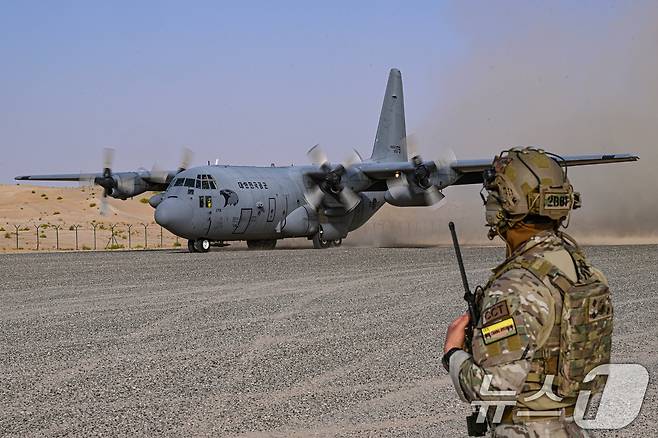 공군은 지난 21일부터 UAE 알 다프라 공군기지에서 열리는 '2025 데저트 플래그'에 참가해 화물 투하, 비포장 활주로 착륙 훈련을 실시하고 있다고 25일 밝혔다. 공군 합동최종공격통제관(JTAC)이 C-130H 수송기에 대한 관제 임무를 수행하고 있다. (공군 제공. 재판매 및 DB 금지) 2025.4.25/뉴스1