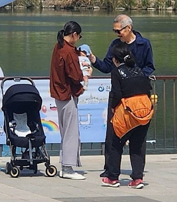 김민희(왼쪽)와 홍상수 감독 / 사진출처=온라인 커뮤니티 갈무리