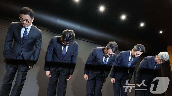 유영상 SK텔레콤 대표이사를 비롯한 임원들이 25일 서울 중구 SKT타워에서 SK텔레콤 이용자 유심(USIM) 정보가 해커 공격으로 유출된 것과 관련해 고개 숙여 사과하고 있다. 2025.4.25/뉴스1 ⓒ News1 이동해 기자