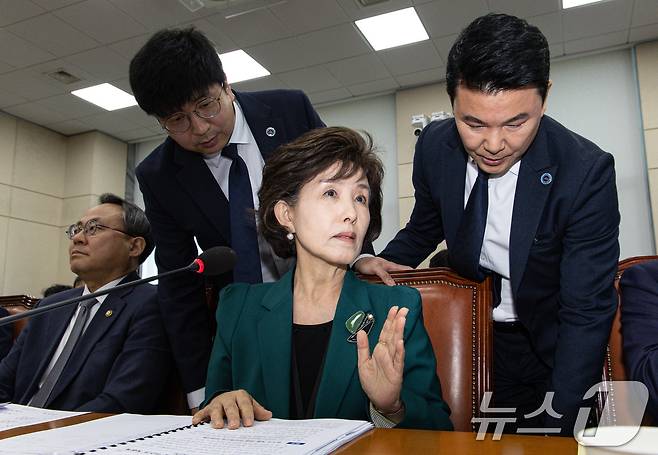 박선영 진실화해를위한과거사정리위원회 위원장이 24일 오후 서울 여의도 국회에서 열린 행정안전위원회 전체회의에서 신정훈 위원장의 퇴장 요청을 거부하고 있다. 2025.4.24/뉴스1 ⓒ News1 이재명 기자