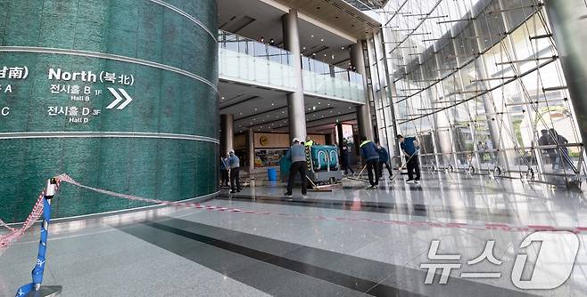 25일 서울 강남구 코엑스 내 입점한 식당에서 화재가 발생해 관계자들이 바닥 청소를 하고 있다. 이날 오전 11시 7분쯤 코엑스 2층 식당 주방 후드에서 시작된 불은 신고 30분 만인 오후 11시 42분 초진 됐다. 2025.4.25/뉴스1 ⓒ News1 이승배 기자