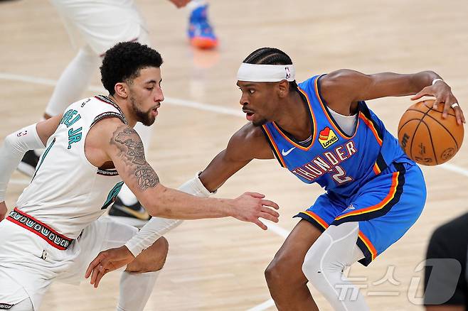 NBA 오클라호마시티가 멤피스에 대역전승을 거두고 PO 준결승 진출에 1승만을 남겨뒀다. ⓒ AFP=뉴스1