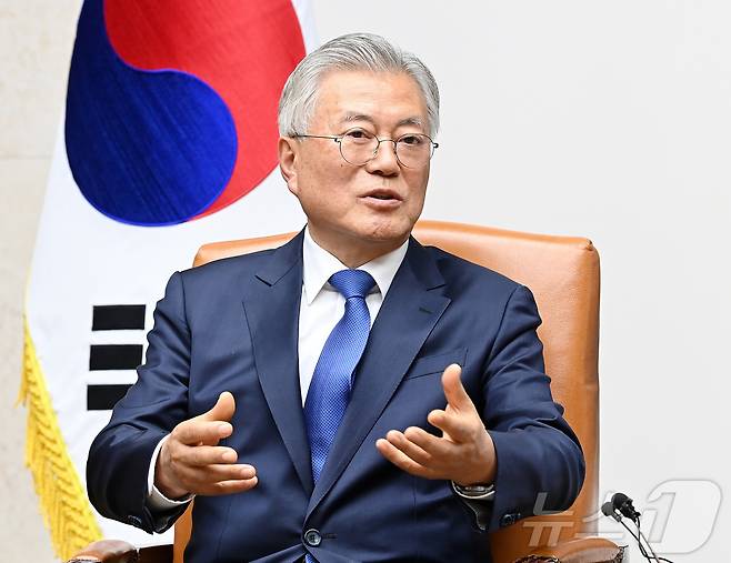 4·27 판문점선언 7주년 기념식 참석차 국회를 방문한 문재인 전 대통령이 25일 오후 서울 여의도 국회에서 우원식 국회의장과 면담을 하고 있다. 2025.4.25/뉴스1 ⓒ News1 국회사진취재단