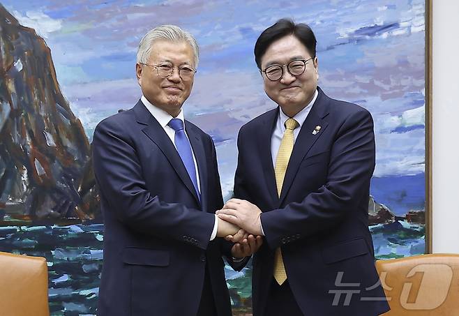 우원식 국회의장이 25일 오후 서울 여의도 국회 의장실에서 4·27 판문점선언 7주년 기념식 참석차 국회를 방문한 문재인 전 대통령과 기념촬영을 하고 있다. 2025.4.25/뉴스1 ⓒ News1 국회사진취재단