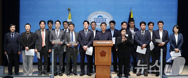 더불어민주당 전 정권 정치탄압대책위원회 김영배 간사를 비롯한 의원들이 24일 오후 서울 여의도 국회 소통관에서 검찰의 문재인 전 대통령 기소 관련 기자회견을 하고 있다. 2025.4.24/뉴스1 ⓒ News1 이광호 기자