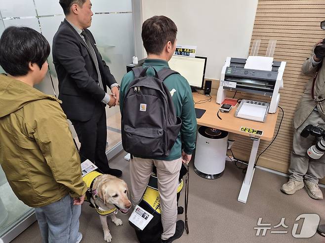 시각장애인이 25일 서울남부지법 사법접근센터에서 점자프린터를 이용하는 모습. 2025.4.25/뉴스1 ⓒ News1 신윤하 기자