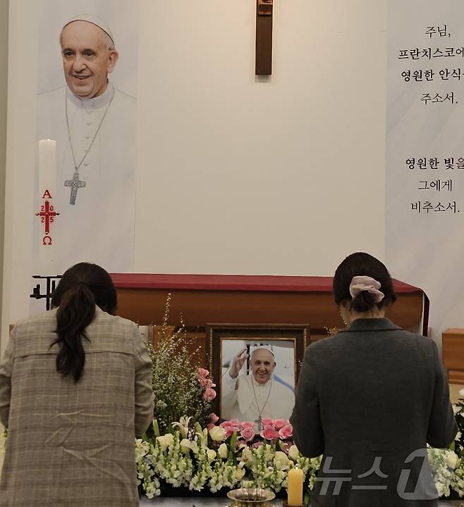 25일 광주 서구 쌍촌동 천주교 광주대교구 교구청 성당 예배당에 마련된 프란치스코 교황 분향소에서 시민들이 참배하고 있다. ⓒ News1 서충섭 기자