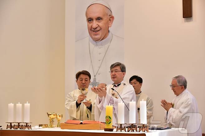 광주대교구 교구장인 옥현진 시몬 대주교가 25일 오전 광주대교구 교구청 성당에서 선종한 프란치스코 교황 추모 미사를 집전하고 있다.(천주교 광주대교구 제공. 재배포 및 DB 금지) 2025.4.25/뉴스1