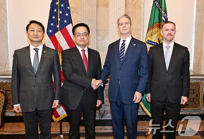 주요 20개국(G20) 재무장관회의 및 국제통화금융위원회(IMFC)'에 참석차 미국 워성턴D.C.를 방문중인 최상목 부총리 겸 기획재정부 장관이 안덕근 산업통상자원부 장관과 함께 24일(현지시간) 미국 재무부에서 열린 '한-미 2+2 통상협의(Trade Consultation)' 참석, 스콧 베센트 미국재무장관, 제이미슨 그리어 미국무역대표부(USTR) 대표와 회의시작에 앞서 기념사진을 촬영하고 있다. /뉴스1