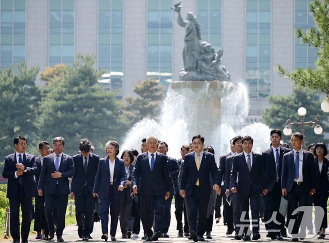 문재인 전 대통령과 김정숙 여사, 우원식 국회의장이 25일 오후 서울 여의도 국회에서 4·27 판문점선언 7주년 기념식에 참석하기 위해 도서관으로 향하고 있다. (공동취재) 2025.4.25/뉴스1 ⓒ News1 안은나 기자