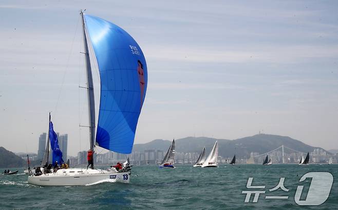25일 부산 수영만 해상에서 열린 '2025 부산슈퍼컵 국제요트대회'에 참가한 요트들이 물살을 가르며 질주하고 있다. 2025.4.25/뉴스1 ⓒ News1 윤일지 기자