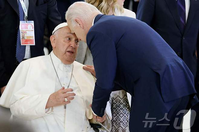 14일 이탈리아 주요7개국(G7) 정상회의 이틀째 실무회의에 참석한 프란치스코 교황이 조 바이든 미국 대통령과 담소를 나누고 있다.  2024.06.14 ⓒ AFP=뉴스1
