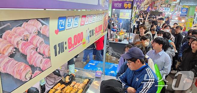 25일 구미 새마을 중앙시장에서 개장한 '달달한 낭만 야시장' 에 시민들로 붐비고 있다. 2025.4.25/뉴스1 ⓒ News1 정우용 기자