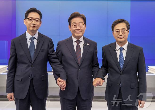 김경수(왼쪽부터), 이재명, 김동연 더불어민주당 대선 경선 후보가 25일 서울 중구 티비조선 스튜디오에서 열린 더불어민주당 제21대 대통령 선거 경선 후보자 TV 토론회에 앞서 기념촬영을 하고 있다. 2025.4.25/뉴스1 ⓒ News1 국회사진취재단
