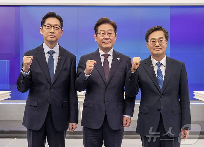 김경수(왼쪽부터), 이재명, 김동연 더불어민주당 대선 경선 후보가 25일 서울 중구 티비조선 스튜디오에서 열린 더불어민주당 제21대 대통령 선거 경선 후보자 TV 토론회에 앞서 기념촬영을 하고 있다. 2025.4.25/뉴스1 ⓒ News1 국회사진취재단