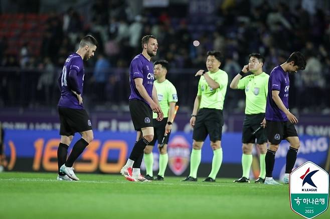 안양 선수들이 23일 울산전에서 패한 뒤 아쉬워하고 있다. 사진 | 한국프로축구연맹