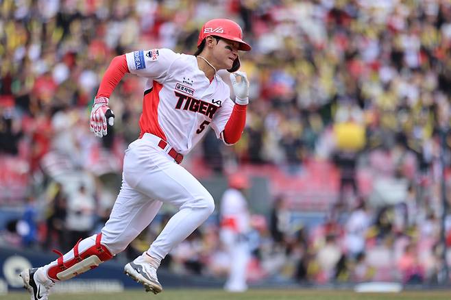 KIA 김도영이 광주-기아 챔피언스 필드에서 열린 2025 KBO리그 시범경기 삼성전에서 2루타를 때린 후 질주하고 있다. 사진 | KIA 타이거즈