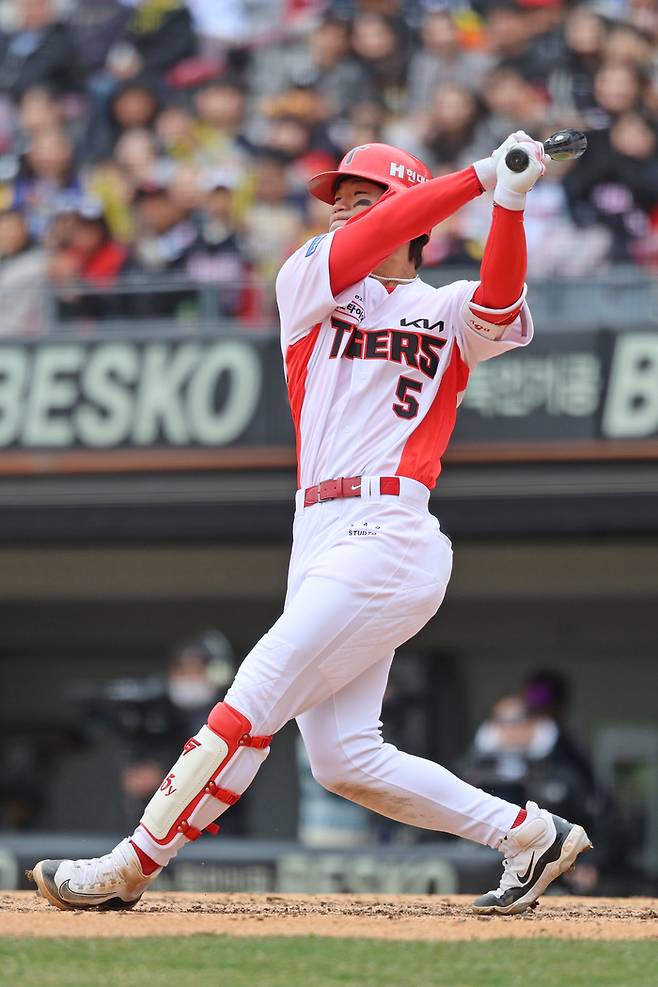 KIA 김도영이 광주-기아 챔피언스 필드에서 열린 2025 KBO리그 시범경기 삼성전에서 2루타를 터뜨리고 있다. 사진 | KIA 타이거즈