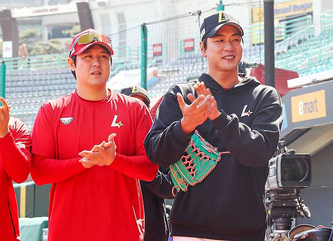 SSG 외국인 타자 맥브룸이 25일 인천SSG랜더스필드에서 선수단 상견례를 진행한 가운데 최정(왼쪽)과 김광현이 박수를 보내고 있다. 사진 | SSG 랜더스