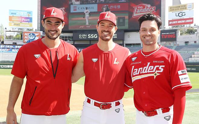 SSG 미치 화이트, 드류 앤더슨, 라이언 맥브룸(왼쪽부터). 사진 | SSG 랜더스