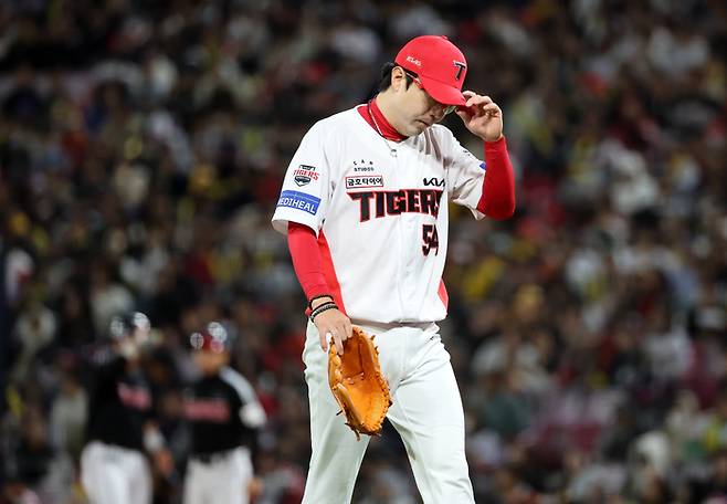 KIA 선발 양현종이 25일 광주-기아 챔피언스 필드에서 열린 2025 KBO리그 LG전 6회초 무사 만루에서 교체되고 있다. 사진 | 광주=연합뉴스