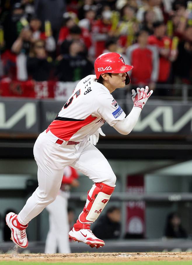 KIA 김도영이 25일 광주-기아 챔피언스 필드에서 열린 2025 KBO리그 LG전에서 4회말 동점 2타점 적시타를 터뜨리고 있다. 사진 | 광주=연합뉴스