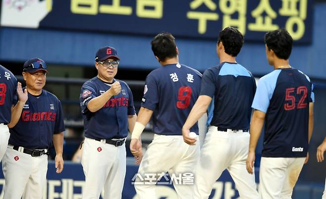 롯데는 25일 잠실 두산전에서 8-2로 승리했다. 이날 승리로 리그 단독 2위로 올라섰다. 잠실 | 최승섭기자 thunder@sportsseoul.com