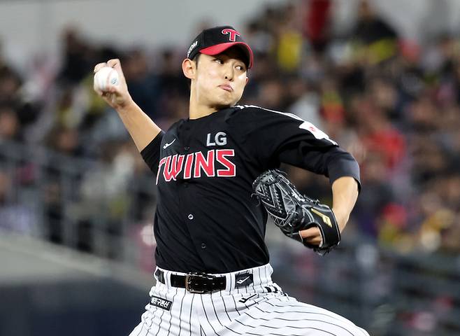 LG 김영우가 25일 광주-기아 챔피언스 필드에서 열린 2025 KBO리그 KIA와 경기에서 7회말 올라와 힘차게 공을 던지고 있다. 사진 | 광주=연합뉴스