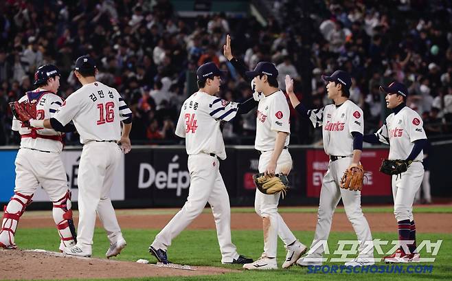 24일 부산 사직야구장에서 열린 롯데와 한화의 경기. 롯데가 한화에 승리했다. 경기 종료 후 승리의 기쁨을 나누고 있는 롯데 선수들. 부산=송정헌 기자songs@sportschosun.com/2025.04.24/