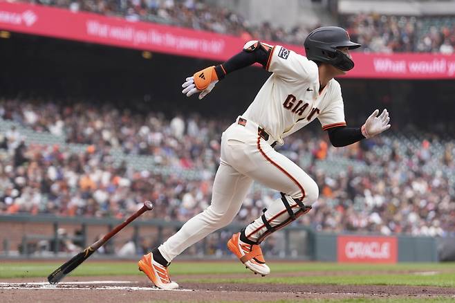 샌프란시스코 자이언츠 이정후가 25일(한국시각) 오라클파크에서 열린 밀워키 브루어스와의 홈경기에서 1회말 우측 2루타를 터뜨린 뒤 달려나가고 있다. AP연합뉴스